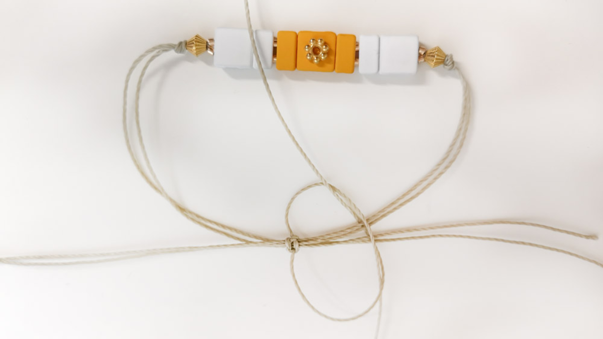 Adjustable bracelet with square gum effect beads : Step 4 Adjustable bracelet with square gum effect beads : Step 4