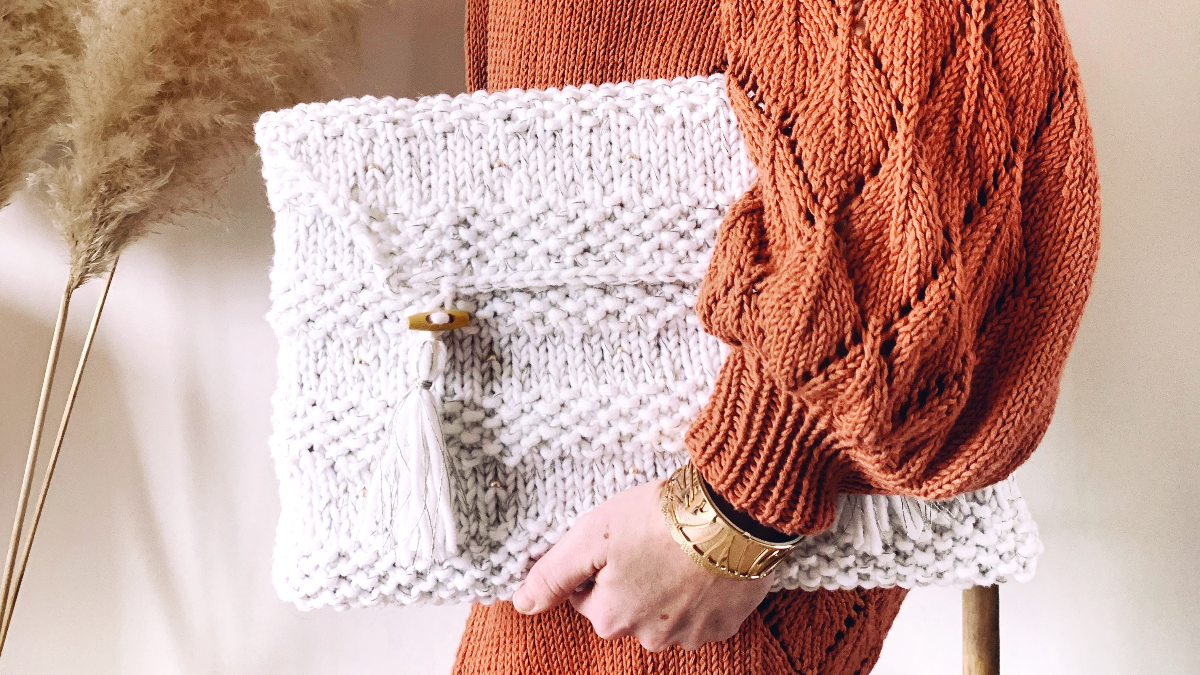 Chic knitted computer pouch with metal bead and gold thread insert