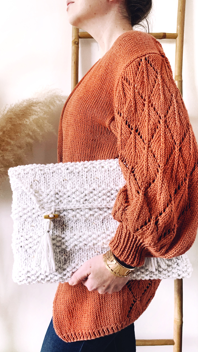 Chic knitted computer pouch with metal bead and gold thread insert