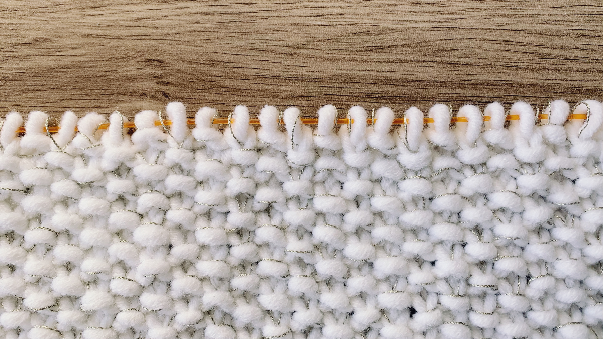 Chic knitted computer pouch with metal bead and gold thread insert : Step 2