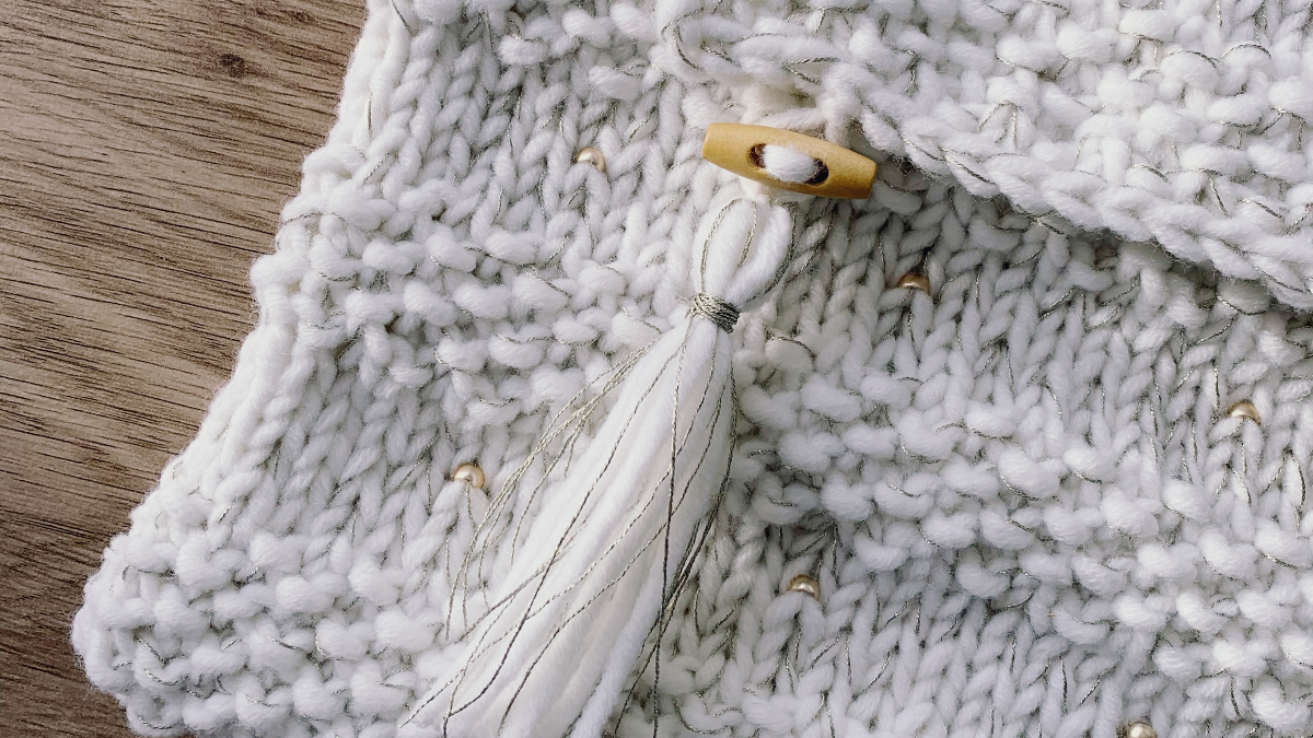 Chic knitted computer pouch with metal bead and gold thread insert : Step 14