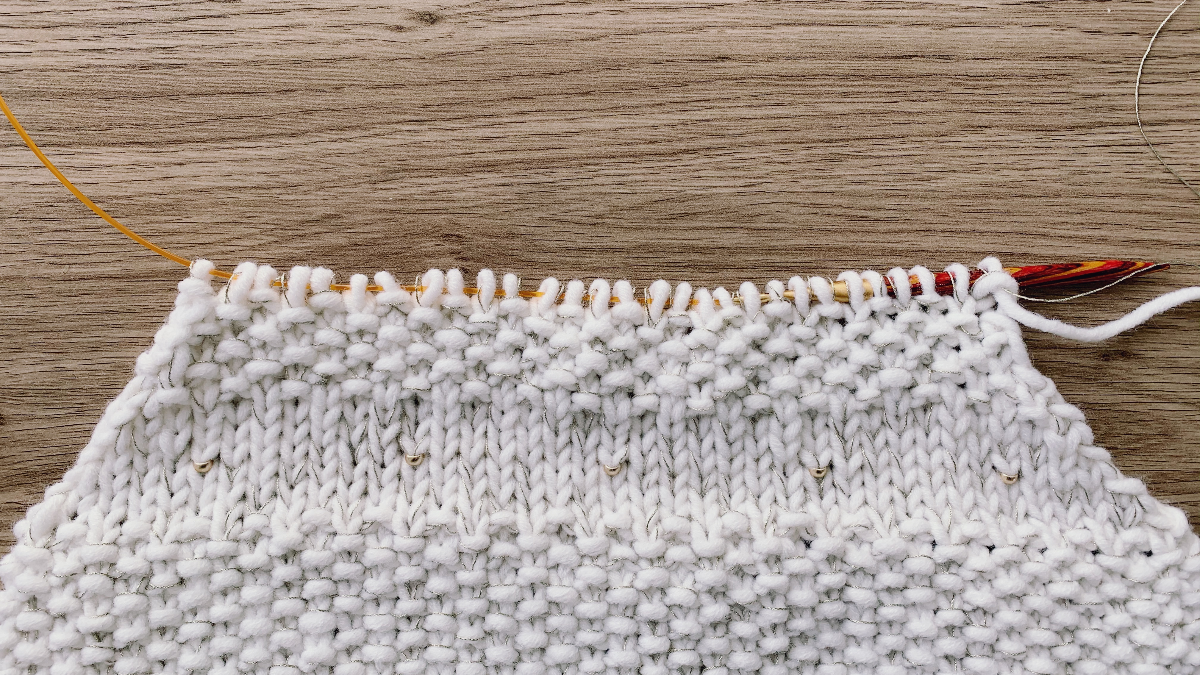 Chic knitted computer pouch with metal bead and gold thread insert : Step 6