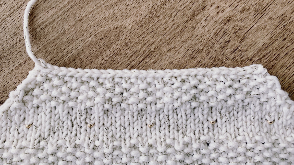 Chic knitted computer pouch with metal bead and gold thread insert : Step 7