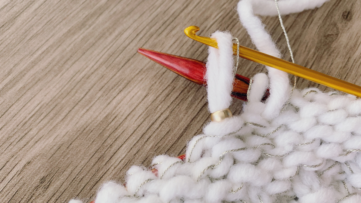 Chic knitted computer pouch with metal bead and gold thread insert : Step 5