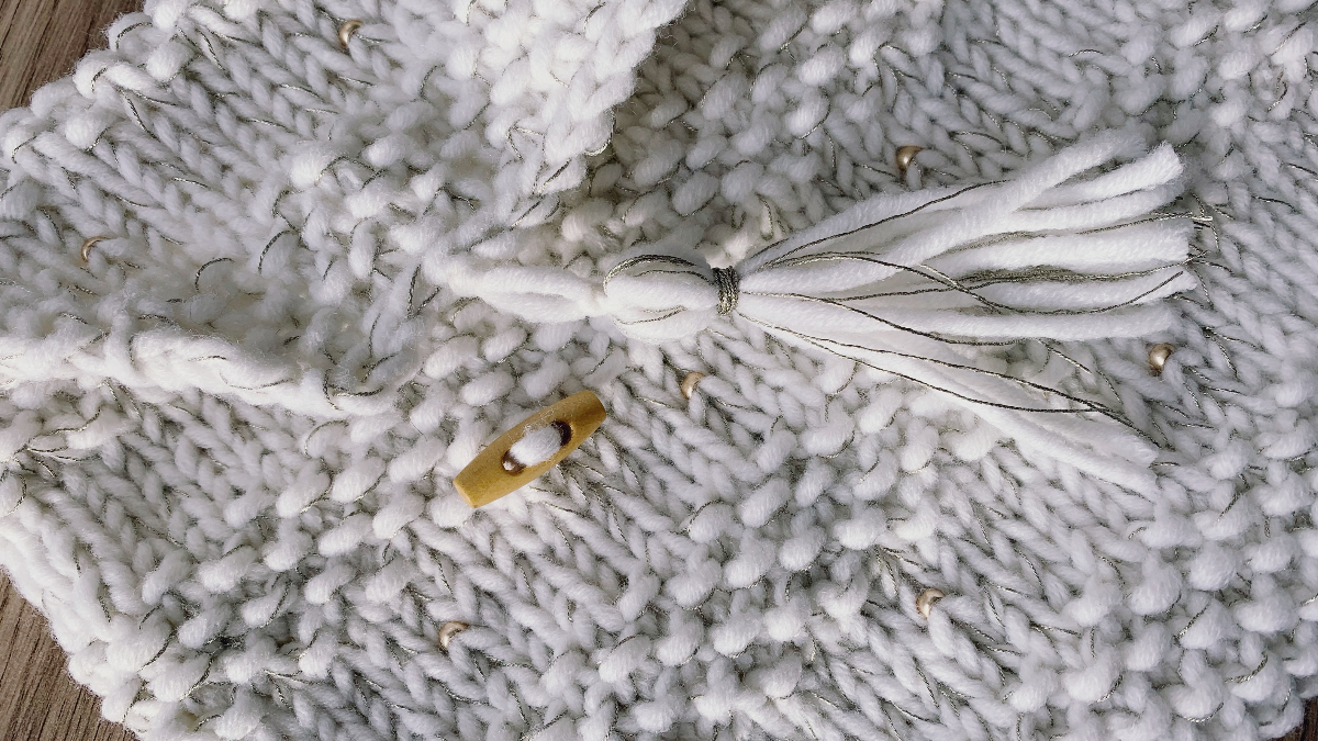 Chic knitted computer pouch with metal bead and gold thread insert : Step 13