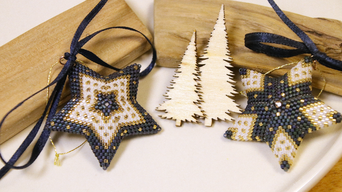 3D Christmas Stars in peyote weave with Miyuki beads