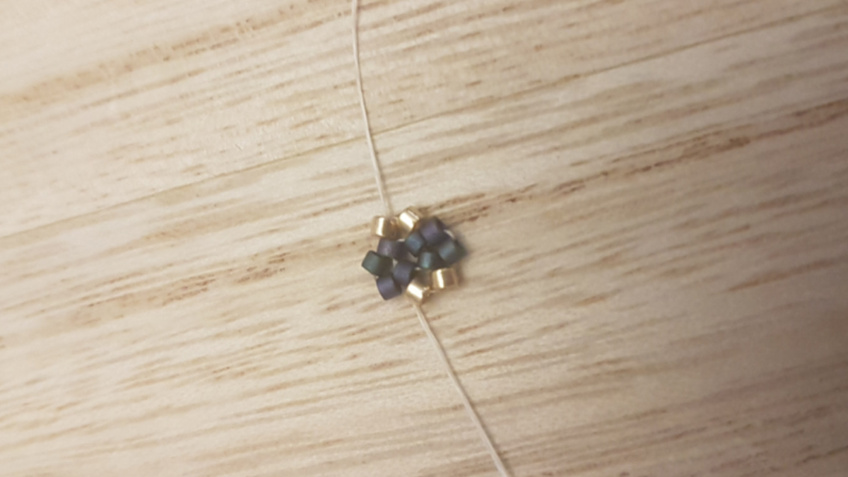 3D Christmas Stars in peyote weave with Miyuki beads : Step 2