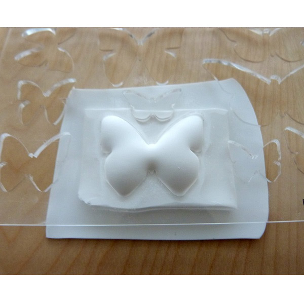 DIY 3D effect butterfly farandole created with a template for polymer clay : Step 2