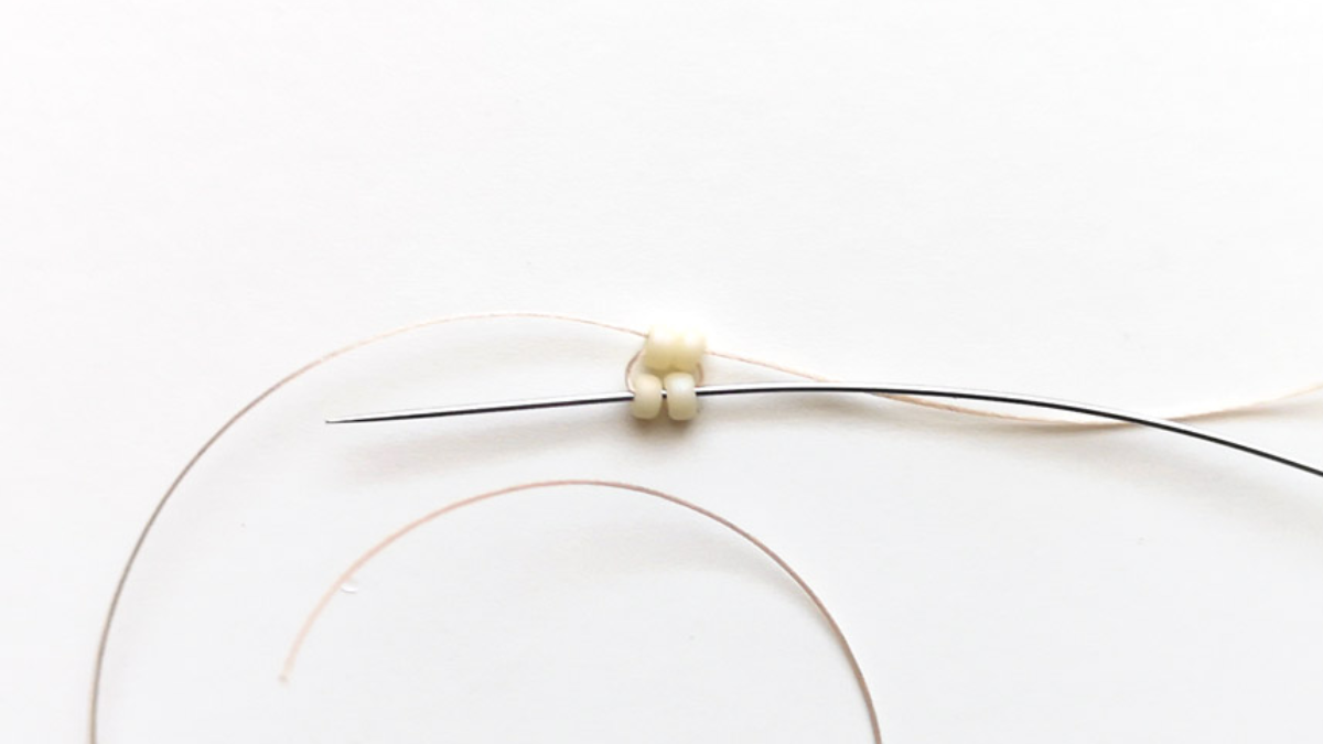 Twisted herringbone weave bracelet with Miyuki seed beads 15/0 : Step 2