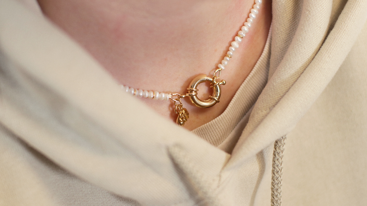 Schema Freshwater pearl choker necklace with gold-plated buoy clasp Schema Freshwater pearl choker necklace with gold-plated buoy clasp