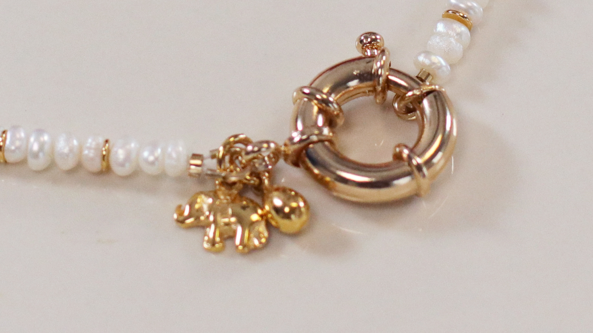 Freshwater pearl choker necklace with gold-plated buoy clasp : Step 4 Freshwater pearl choker necklace with gold-plated buoy clasp : Step 4