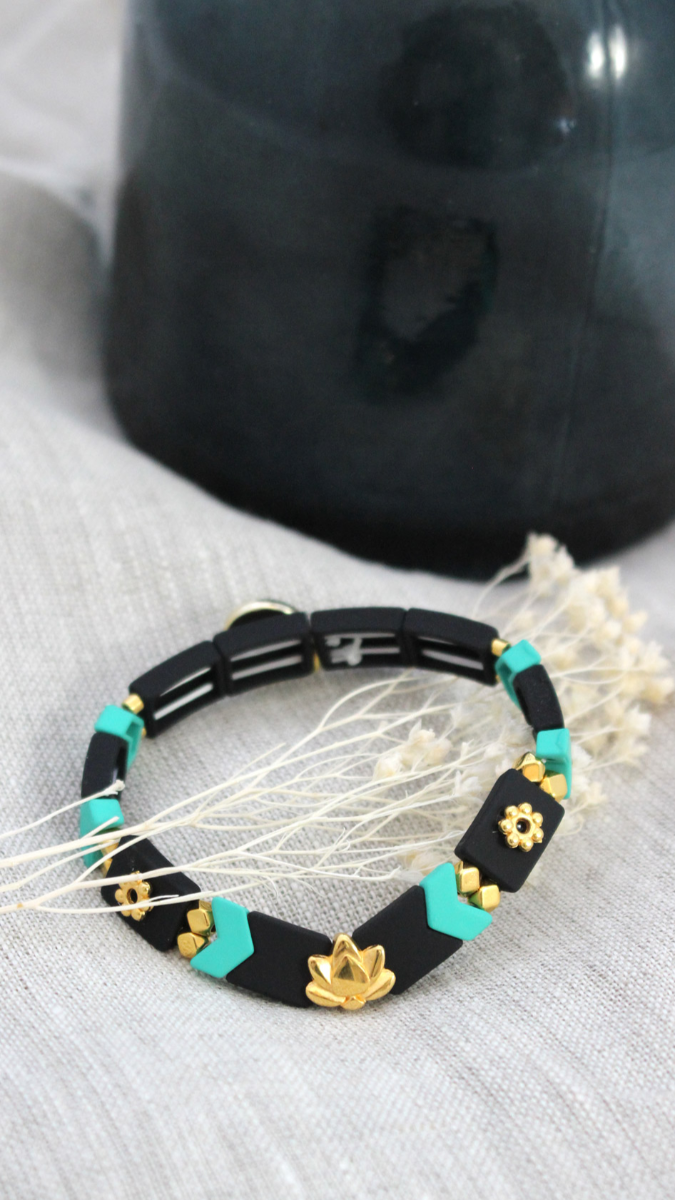 Schema  Elastic bracelet with herringbone gum effect beads and golden lotus interlayer