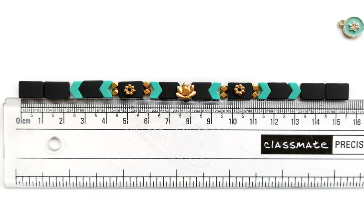 Elastic bracelet with herringbone gum effect beads and golden lotus interlayer : Step 1