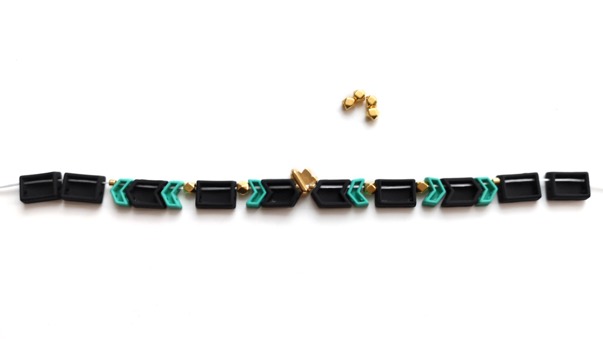 Elastic bracelet with herringbone gum effect beads and golden lotus interlayer : Step 2