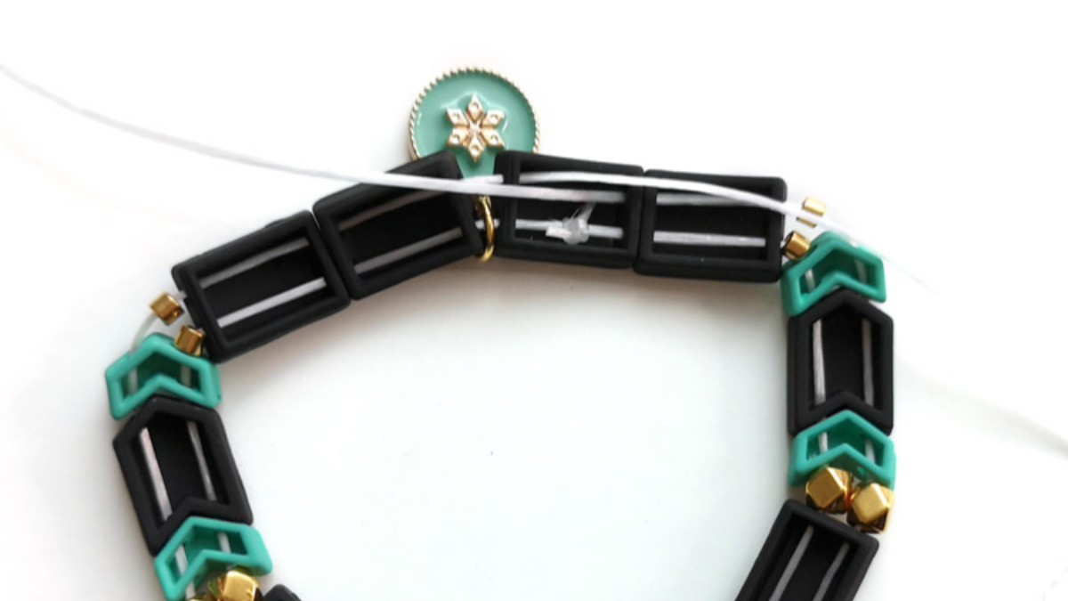 Elastic bracelet with herringbone gum effect beads and golden lotus interlayer : Step 3