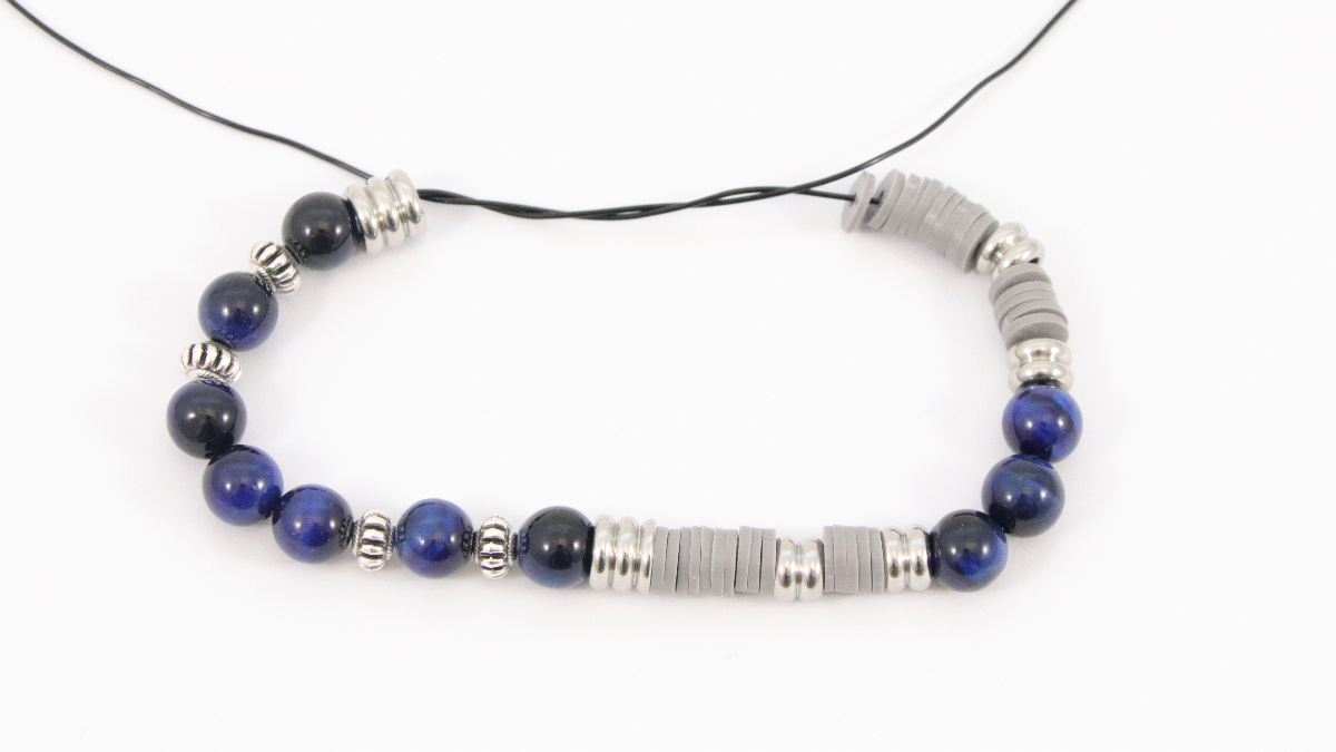 Men's elastic bracelet with blue tiger eye gemstone beads : Step 1