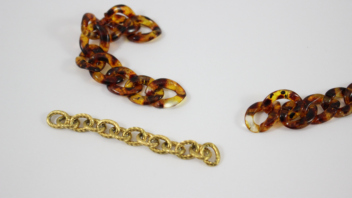 Metal and acrylic large stitch Creole earrings : Step 1