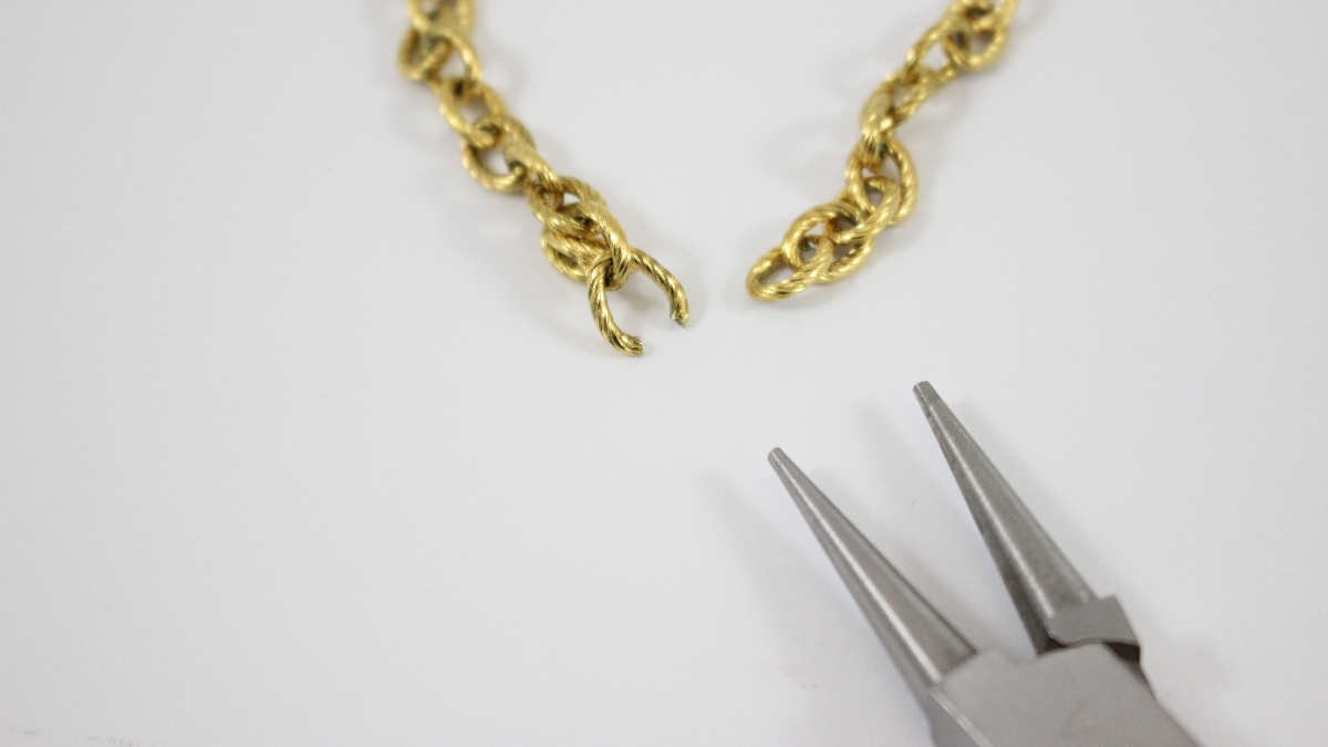 Metal and acrylic large stitch Creole earrings : Step 2