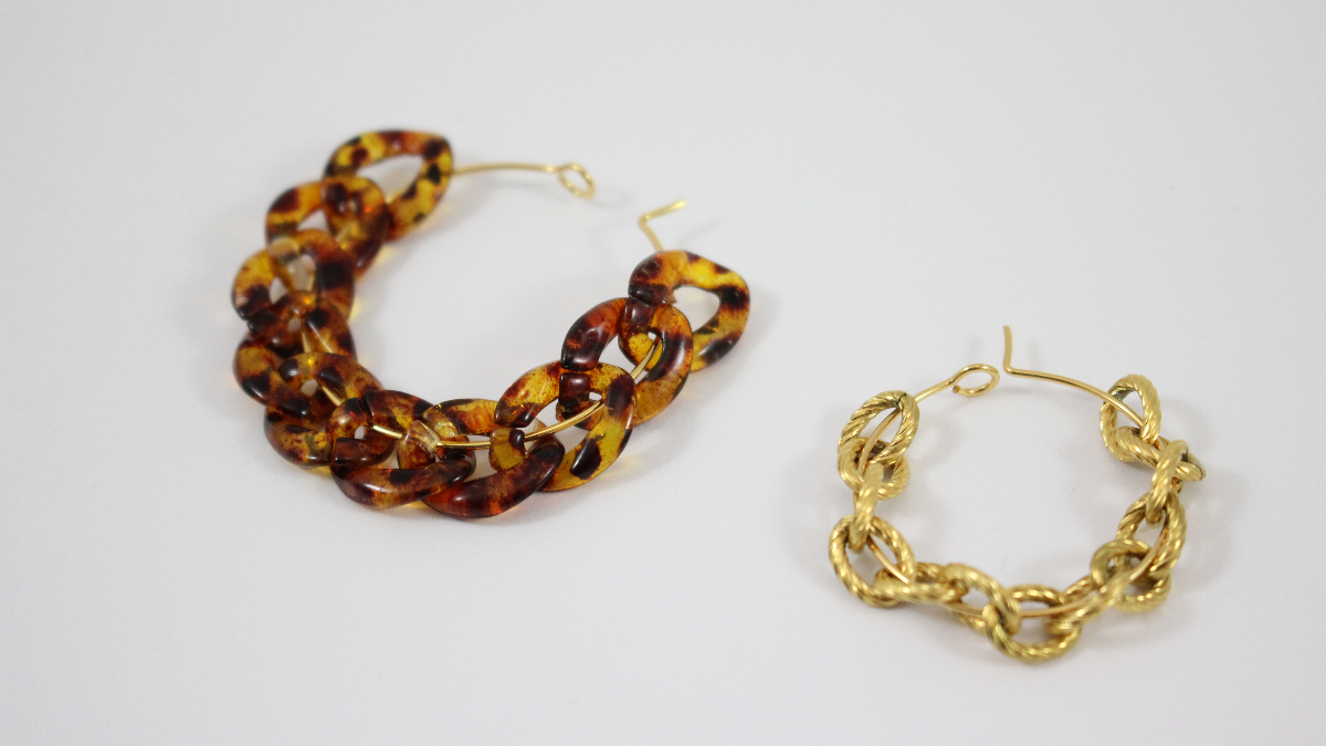 Metal and acrylic large stitch Creole earrings : Step 3