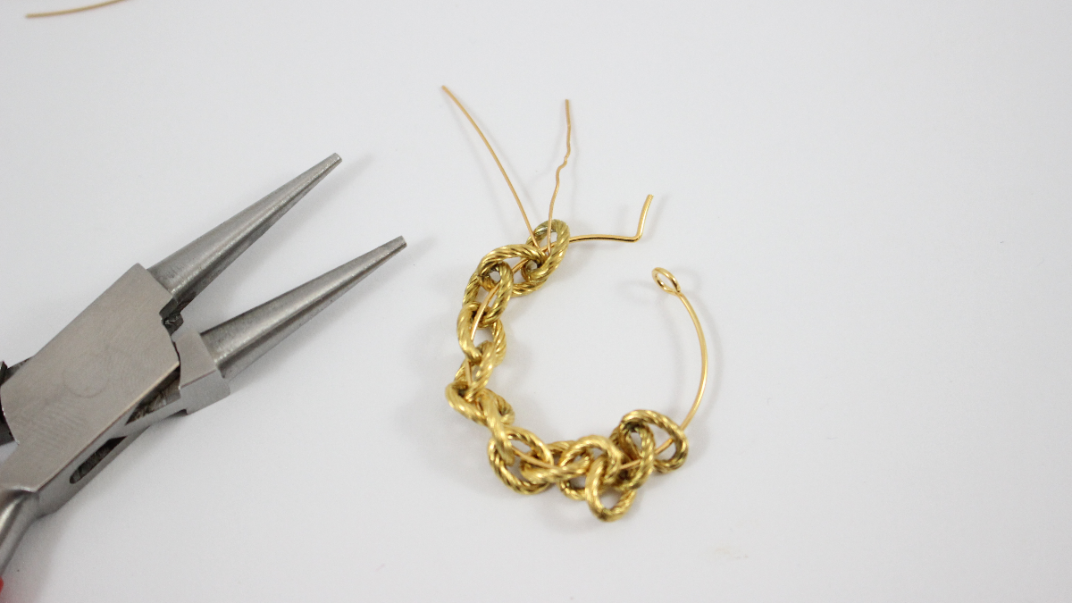 Metal and acrylic large stitch Creole earrings : Step 4