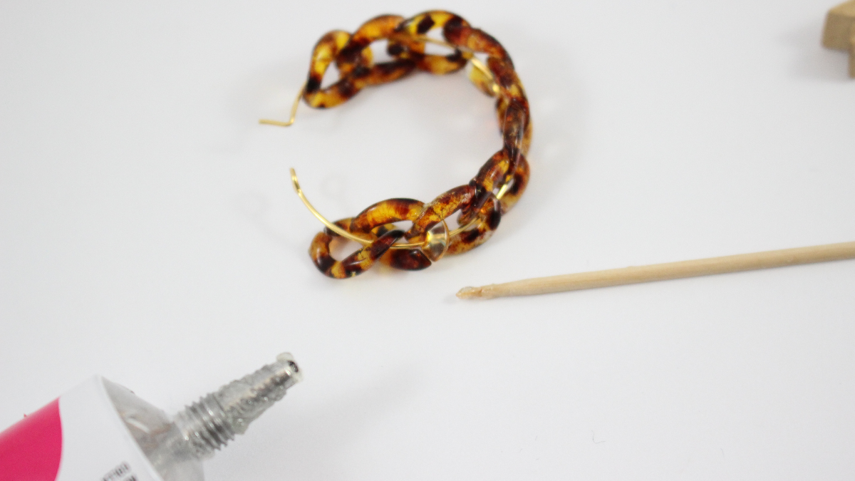 Metal and acrylic large stitch Creole earrings : Step 5