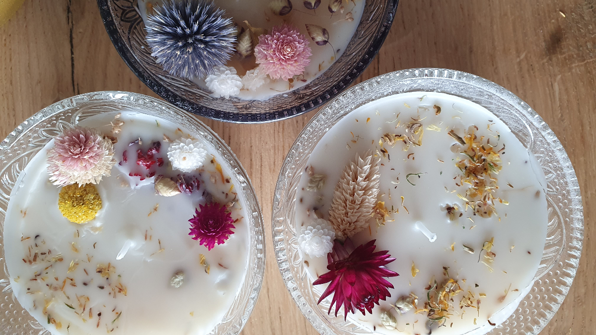 DIY Scented candle with dried flowers