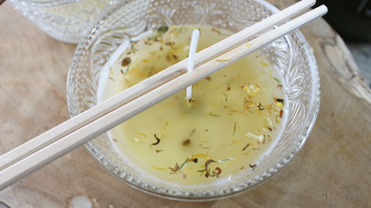 DIY Scented candle with dried flowers : Step 3 DIY Scented candle with dried flowers : Step 3