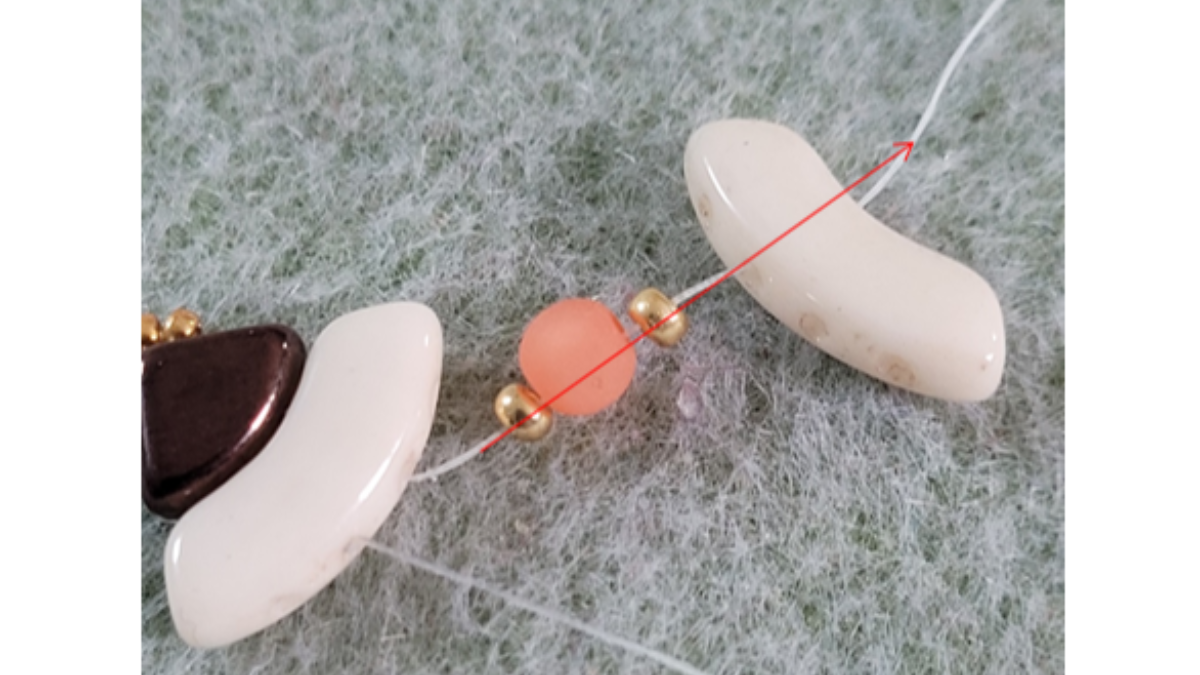 Vega Set Pieduo and Quadbow Glass Beads Pendant and Earrings : Step 20