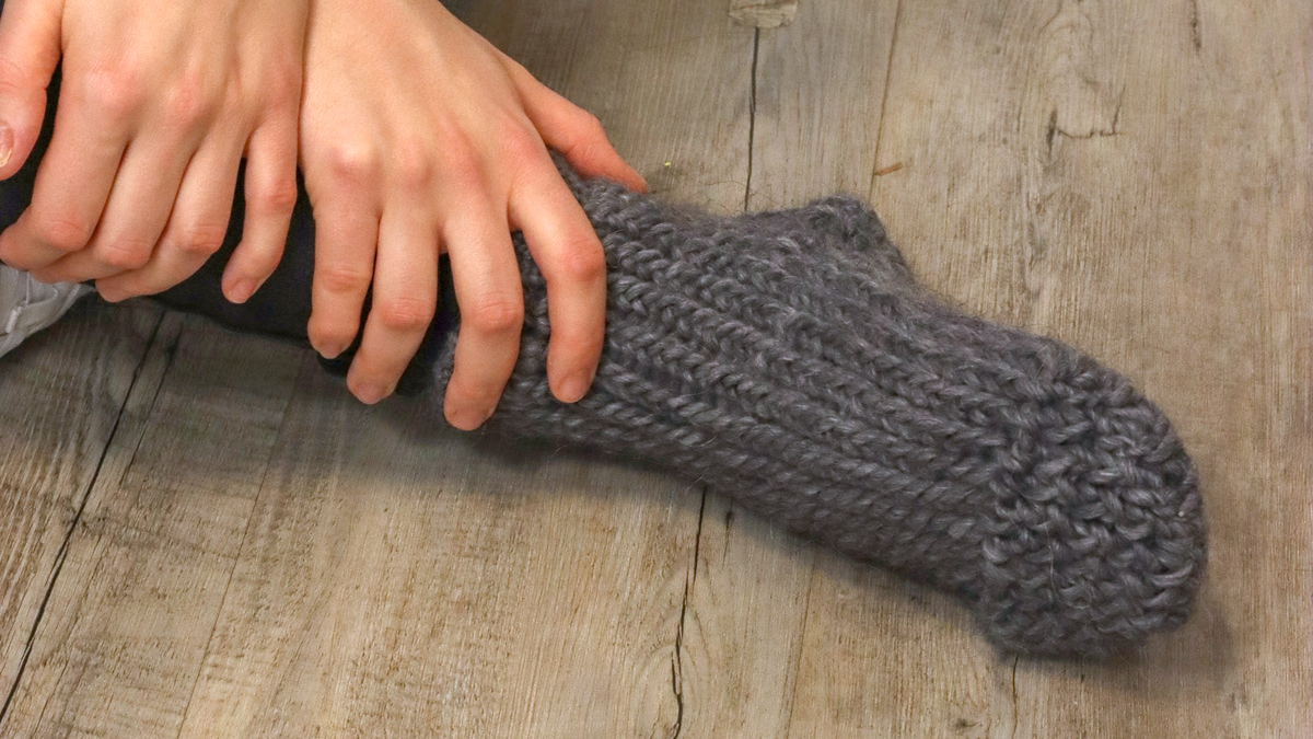 Schema Tuto Wool Slippers with giant circular knitwear Schema Tuto Wool Slippers with giant circular knitwear