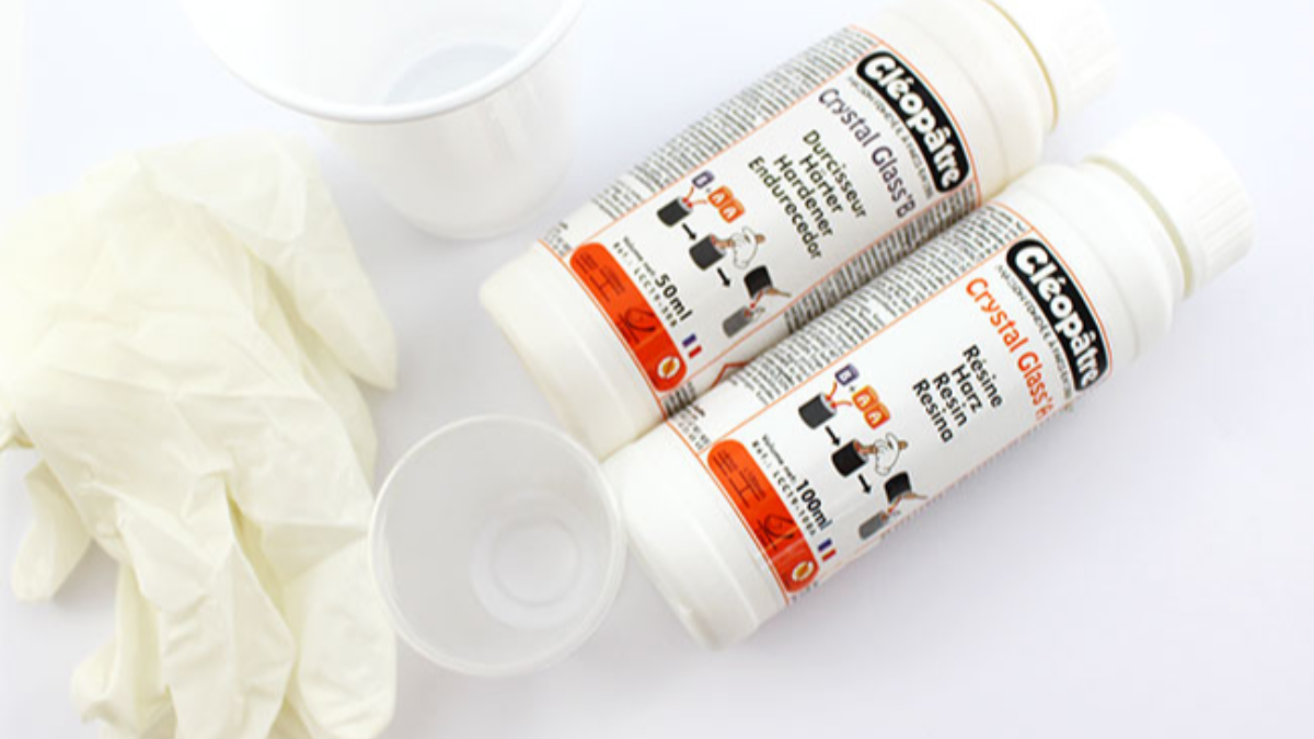 Resin gold earrings with gold leaves : Step 1 Resin gold earrings with gold leaves : Step 1