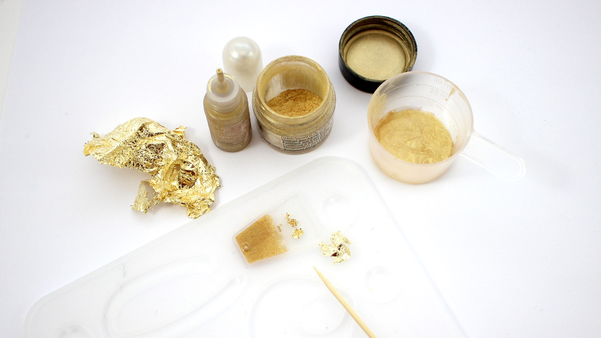 Resin gold earrings with gold leaves : Step 2 Resin gold earrings with gold leaves : Step 2