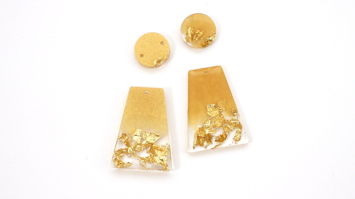 Resin gold earrings with gold leaves : Step 4 Resin gold earrings with gold leaves : Step 4