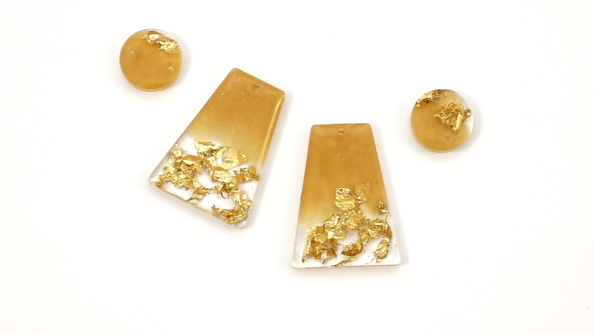 Resin gold earrings with gold leaves : Step 5 Resin gold earrings with gold leaves : Step 5
