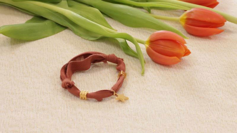 Sliding bracelet with gold-plated star charm