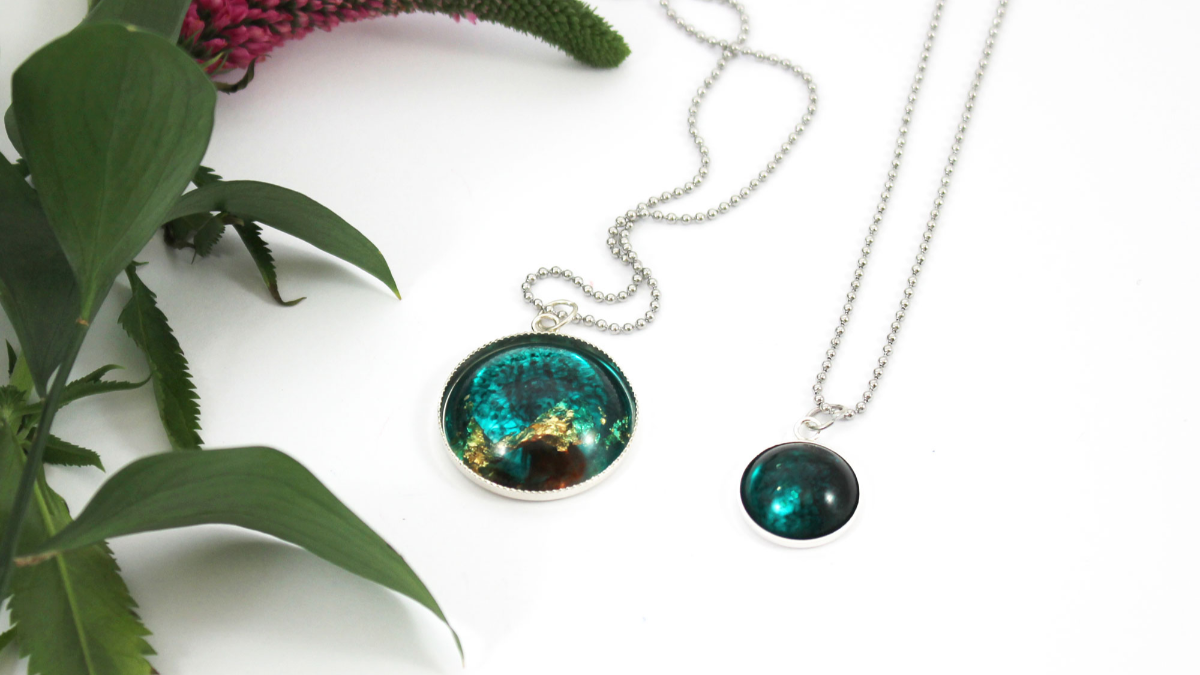 Schema Cabochon pendant set in epoxy resin Schema Cabochon pendant set in epoxy resin