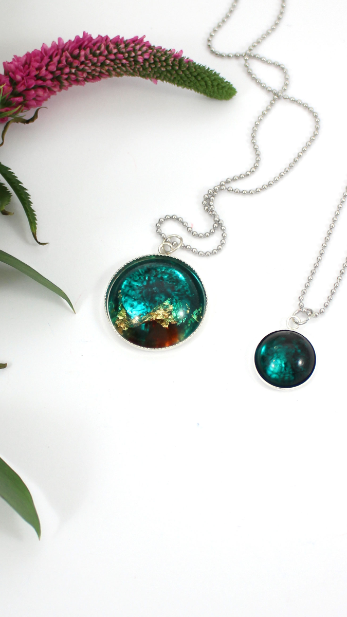 Schema Cabochon pendant set in epoxy resin Schema Cabochon pendant set in epoxy resin