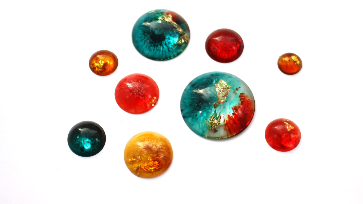 Cabochon pendant set in epoxy resin : Step 3 Cabochon pendant set in epoxy resin : Step 3