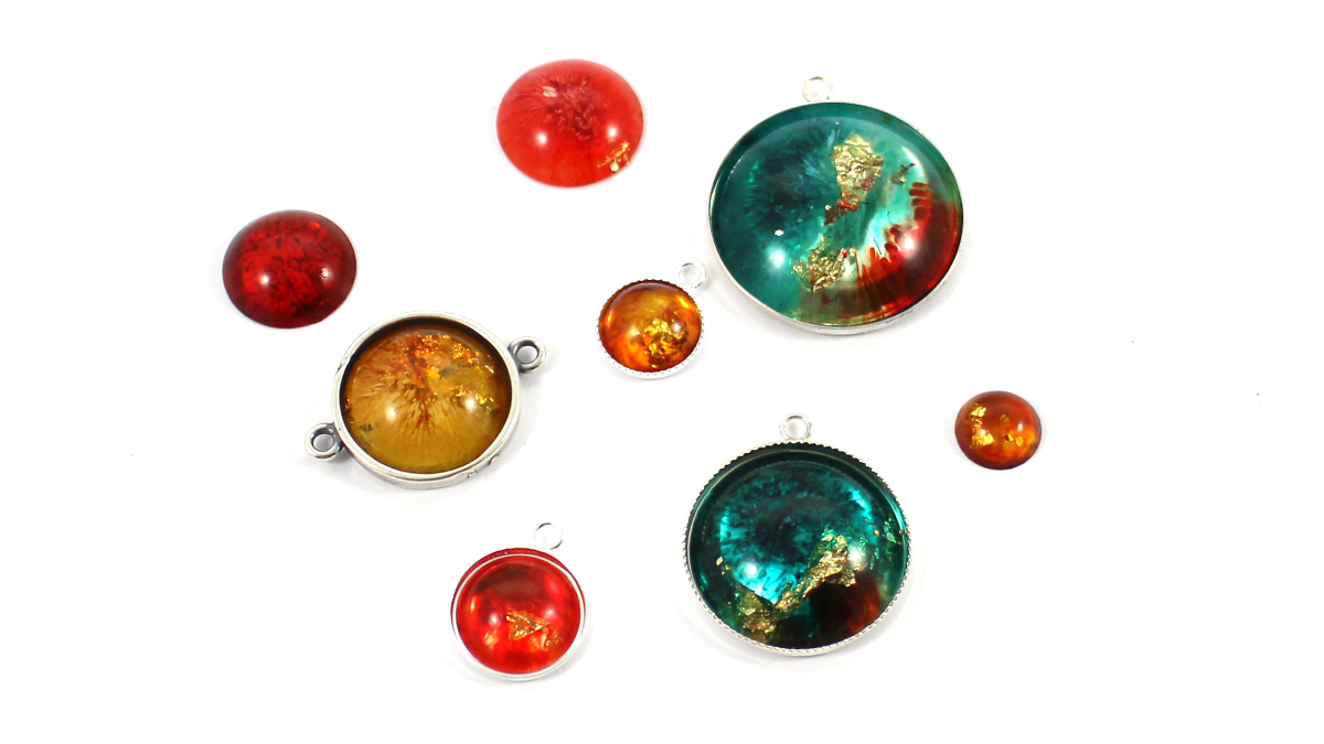 Cabochon pendant set in epoxy resin : Step 4 Cabochon pendant set in epoxy resin : Step 4