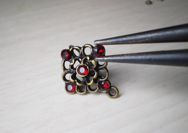 Bollywood earrings with PureCrystal siam drops and pendant : Step 1