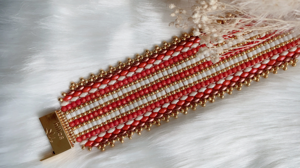 Schema The Hiilos woven pearl cuff and its interchangeable clasp Schema The Hiilos woven pearl cuff and its interchangeable clasp