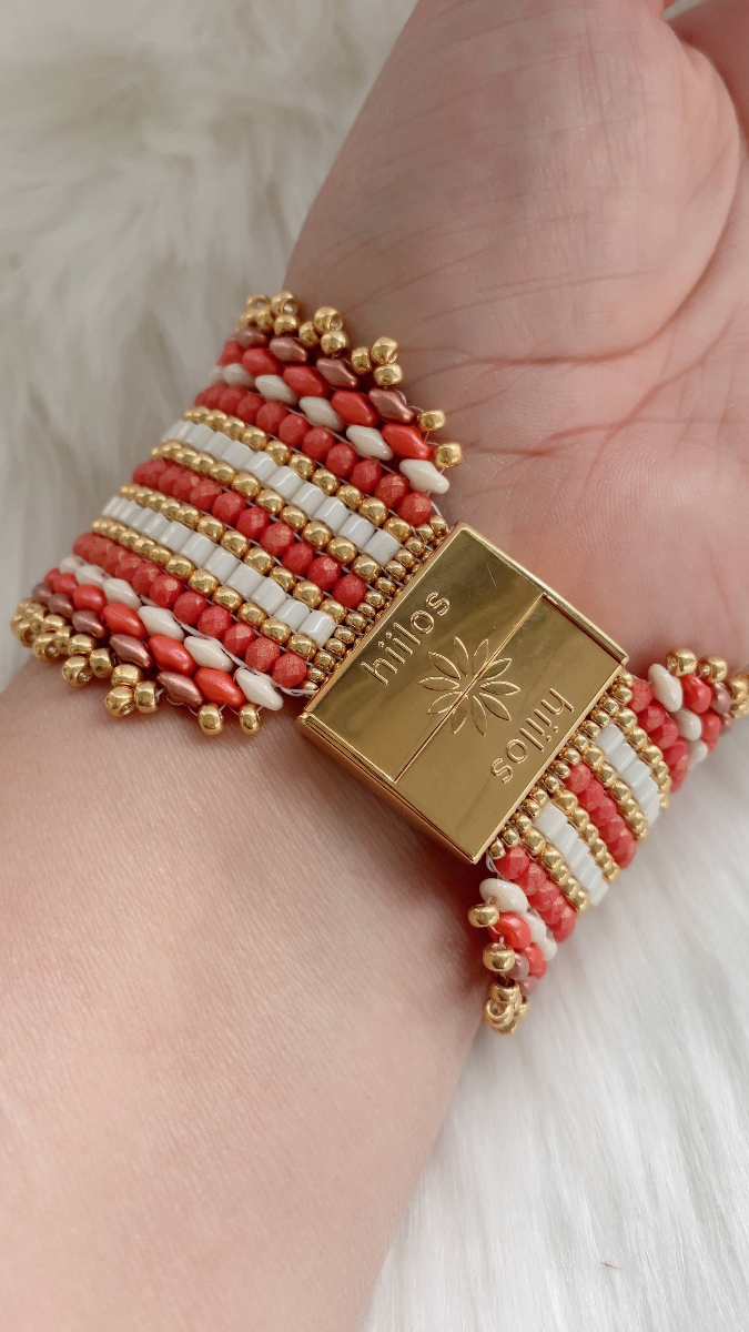 Schema The Hiilos woven pearl cuff and its interchangeable clasp Schema The Hiilos woven pearl cuff and its interchangeable clasp