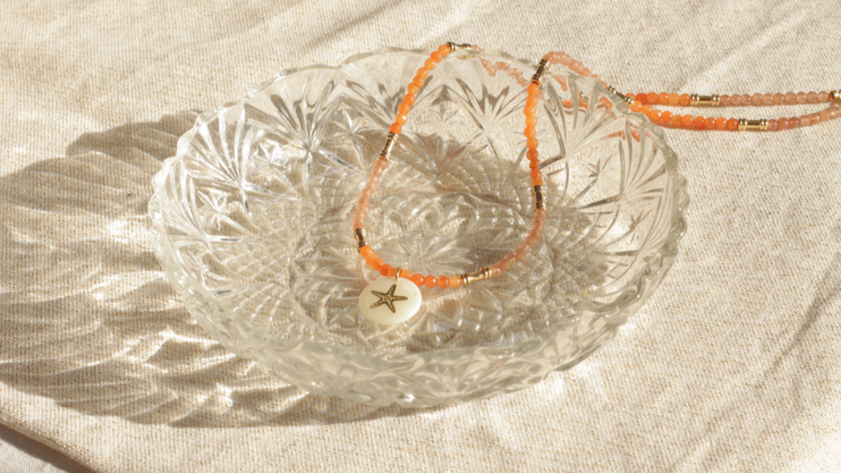 Schema  DIY Semi-precious stones necklace Agates and mother of pearl pendant