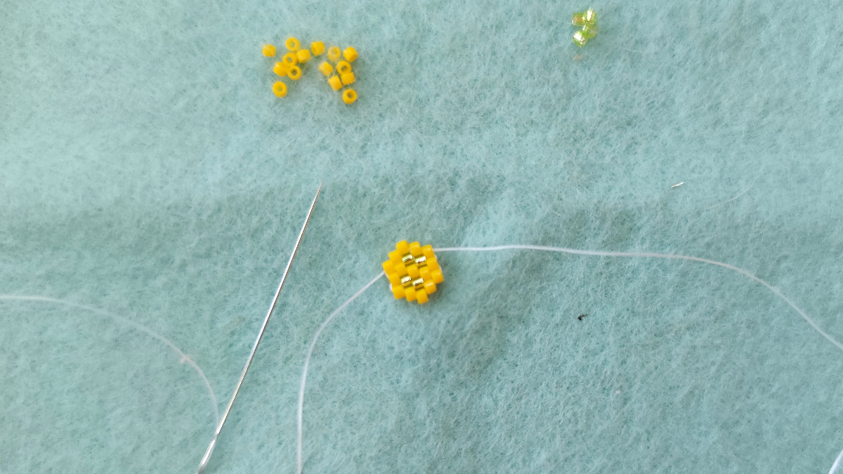 Miyuki Delicas 11/0 bead weave flower clips : Step 1 Miyuki Delicas 11/0 bead weave flower clips : Step 1