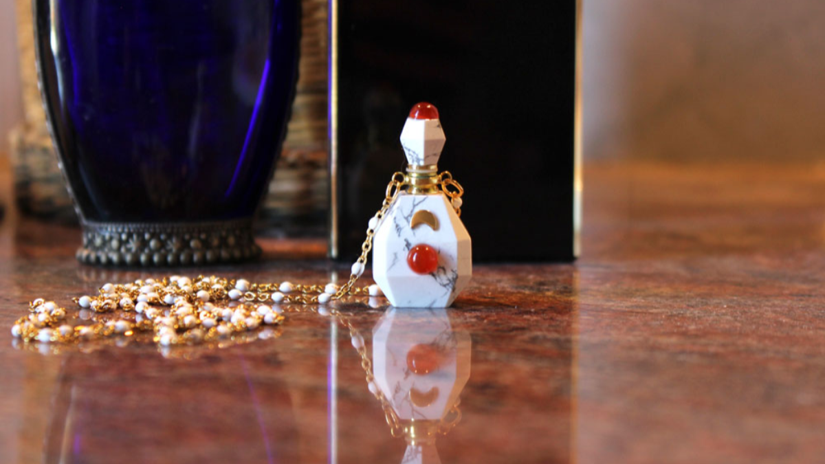Necklace mini perfume bottle in howlite Necklace mini perfume bottle in howlite