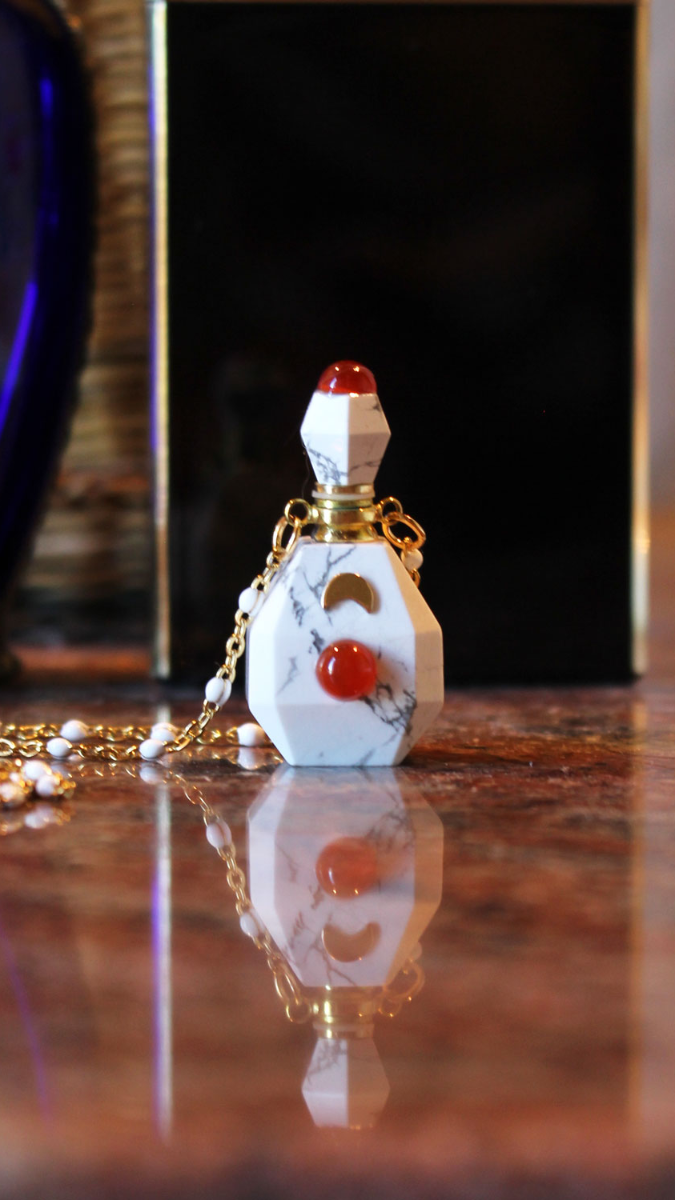 Schema  Necklace mini perfume bottle in howlite
