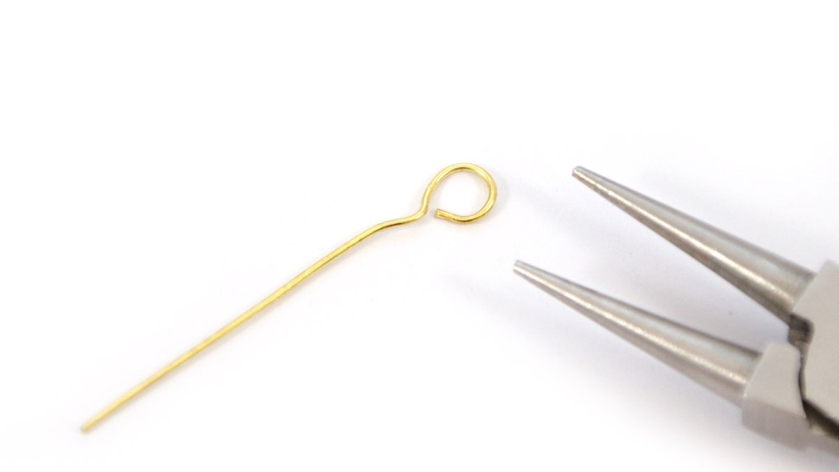 Gold plated bracelet with round resin beads : Step 2