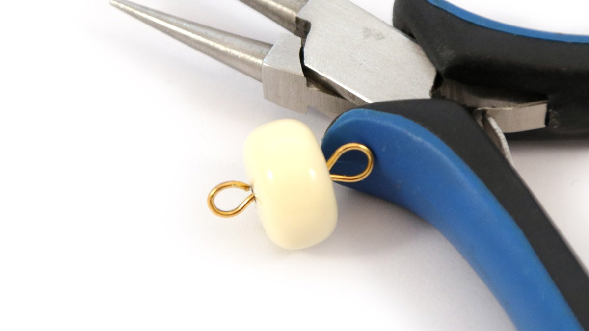 Gold plated bracelet with round resin beads : Step 3