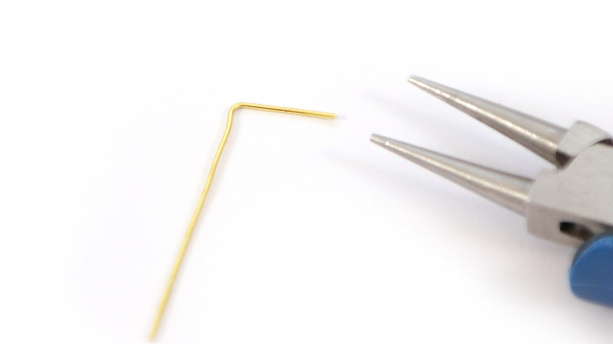 Gold plated bracelet with round resin beads : Step 1