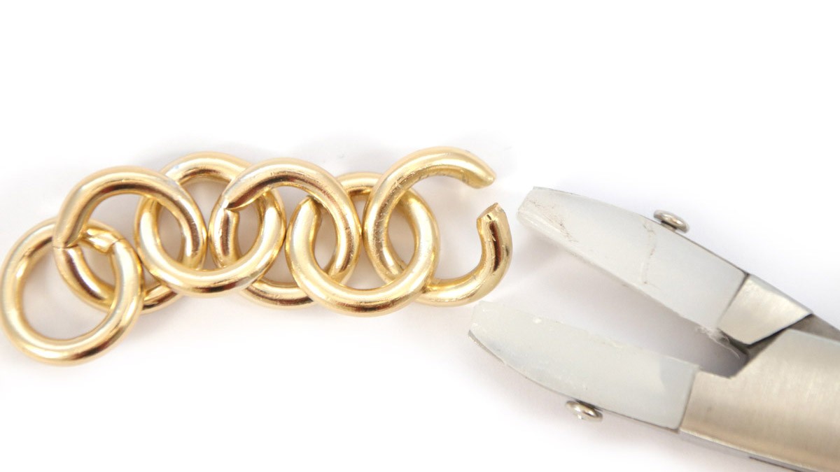 Gold plated bracelet with round resin beads : Step 5