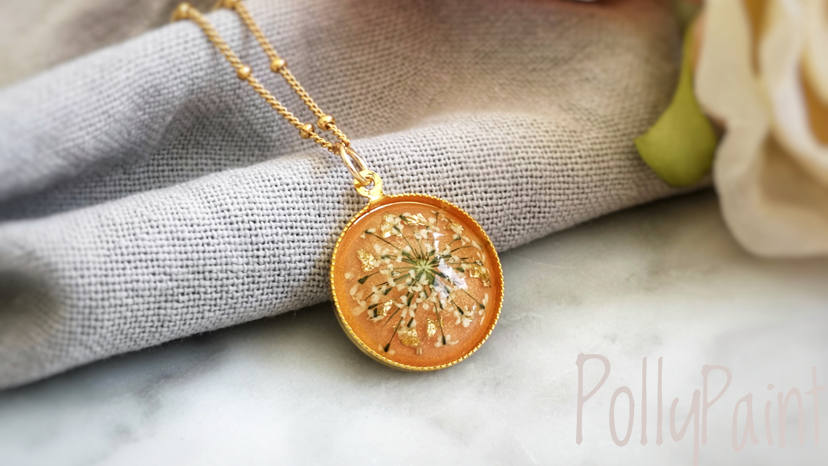 DIY pendant cabochon dried flowers and gold leaves in epoxy resin